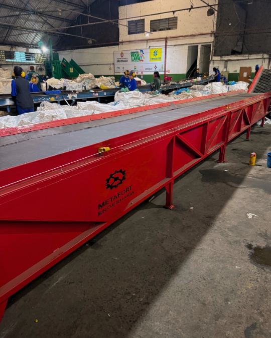 Prensa e esteira Metafort instaladas na Cooperativa Vira-lata